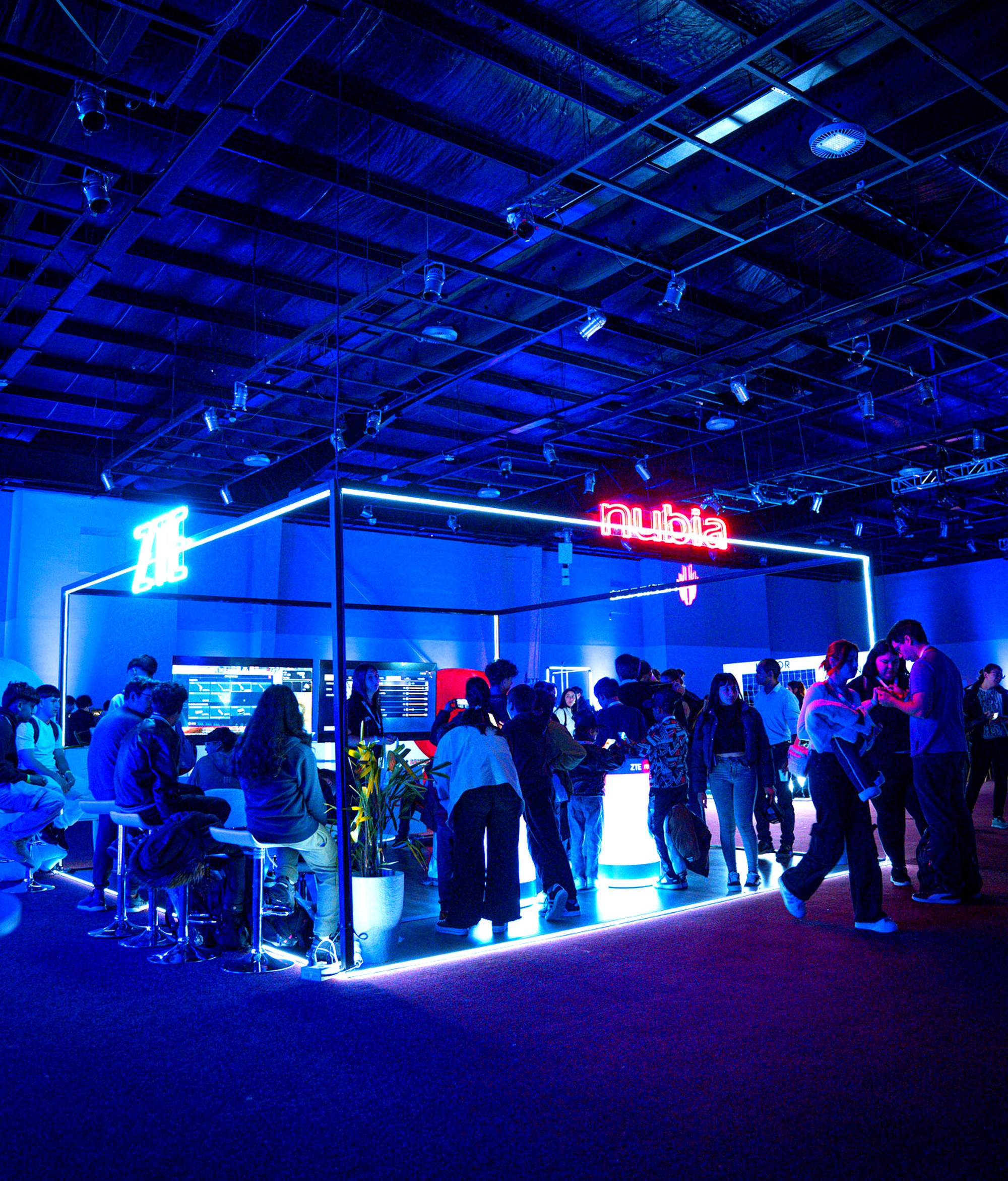 Activación ZTE/Nubia en Campus Party, escenario con ganadores y trofeos